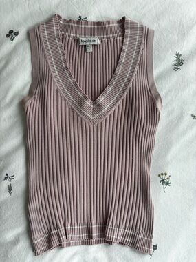 bebe Ribbed V‑Neck Sleeveless Knit Top in Dusty Mauve with White Trim